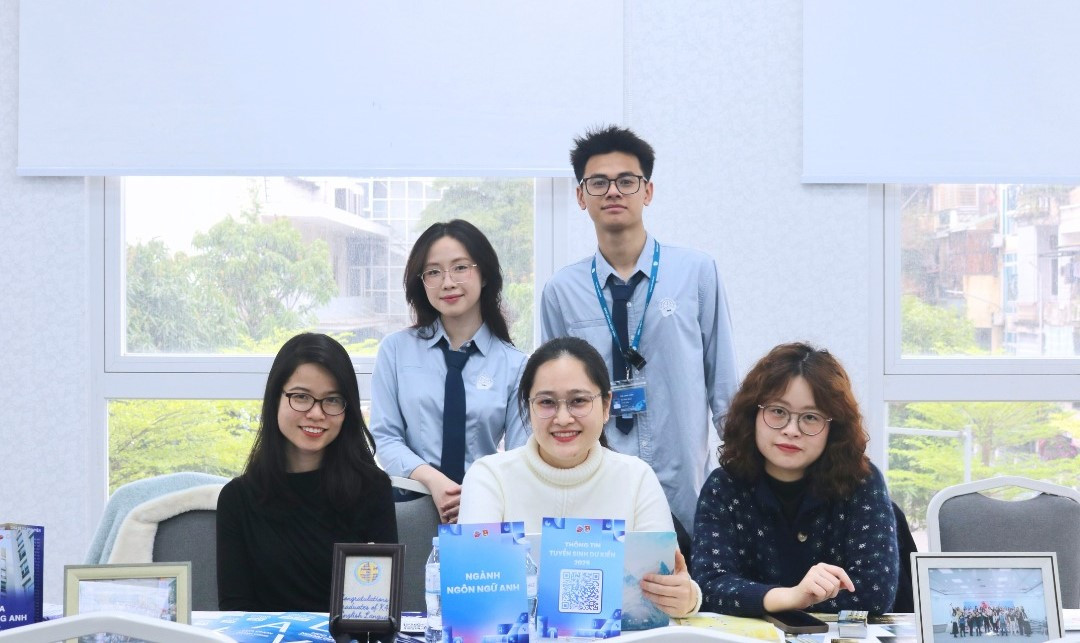 Giảng viên, sinh viên Khoa Tiếng Anh tại DAV Open House 2025. Giảng viên, sinh viên Khoa Tiếng Anh tại DAV Open House 2025.