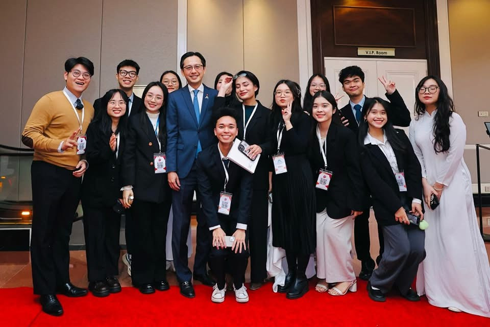 Sinh viên Ngôn ngữ Anh trong sự kiện ASEAN Future Forum 2025. Sinh viên Ngôn ngữ Anh trong sự kiện ASEAN Future Forum 2025.