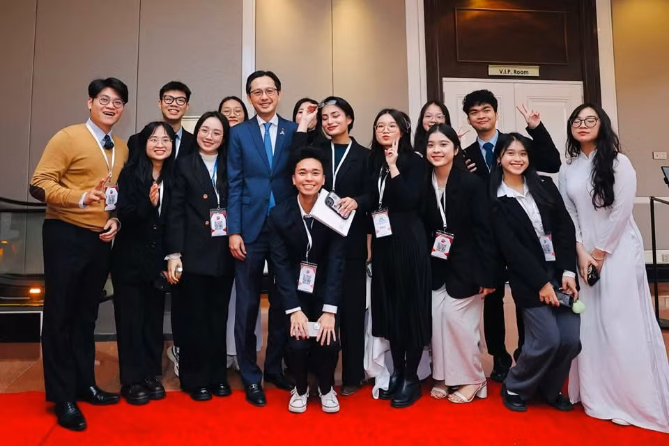 Sinh viên Ngôn ngữ Anh trong sự kiện ASEAN Future Forum 2025.