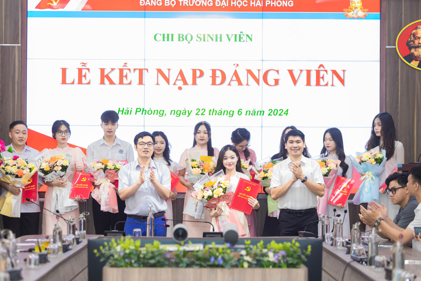 Hồng Vân vinh dự được kết nạp vào hàng ngũ Đảng Cộng sản Việt Nam. Hồng Vân vinh dự được kết nạp vào hàng ngũ Đảng Cộng sản Việt Nam.