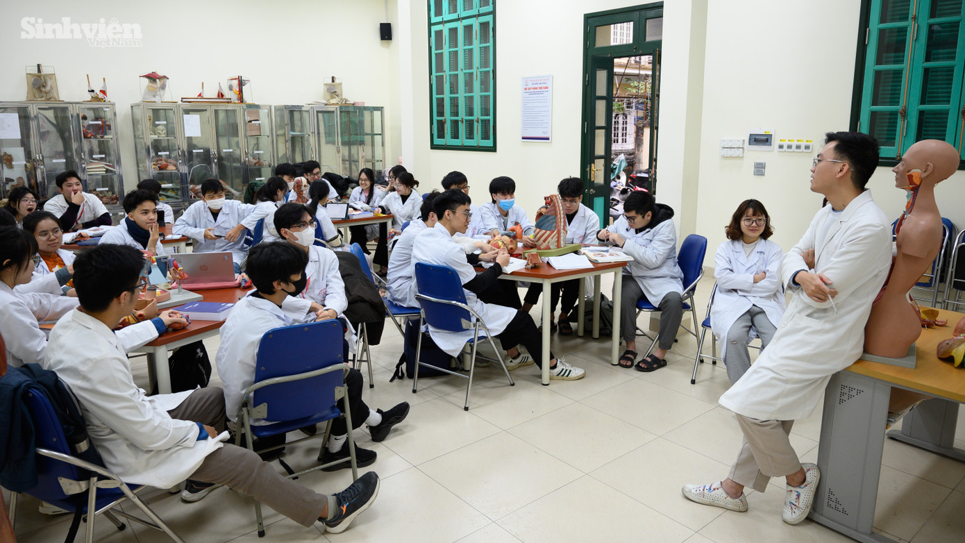 Ngày học của Đức thường bắt đầu vào 7h30 sáng. Trong ảnh, Đức cùng các bạn lớp Y2YK1 học về giải phẫu tim, mạch vành và các mạch máu lớn ở ngực bụng tại Viện Giải phẫu Đại học Y Hà Nội. Đây là môn học cơ sở của sinh viên Y trước khi bước vào các bộ môn lâm sàng khác.