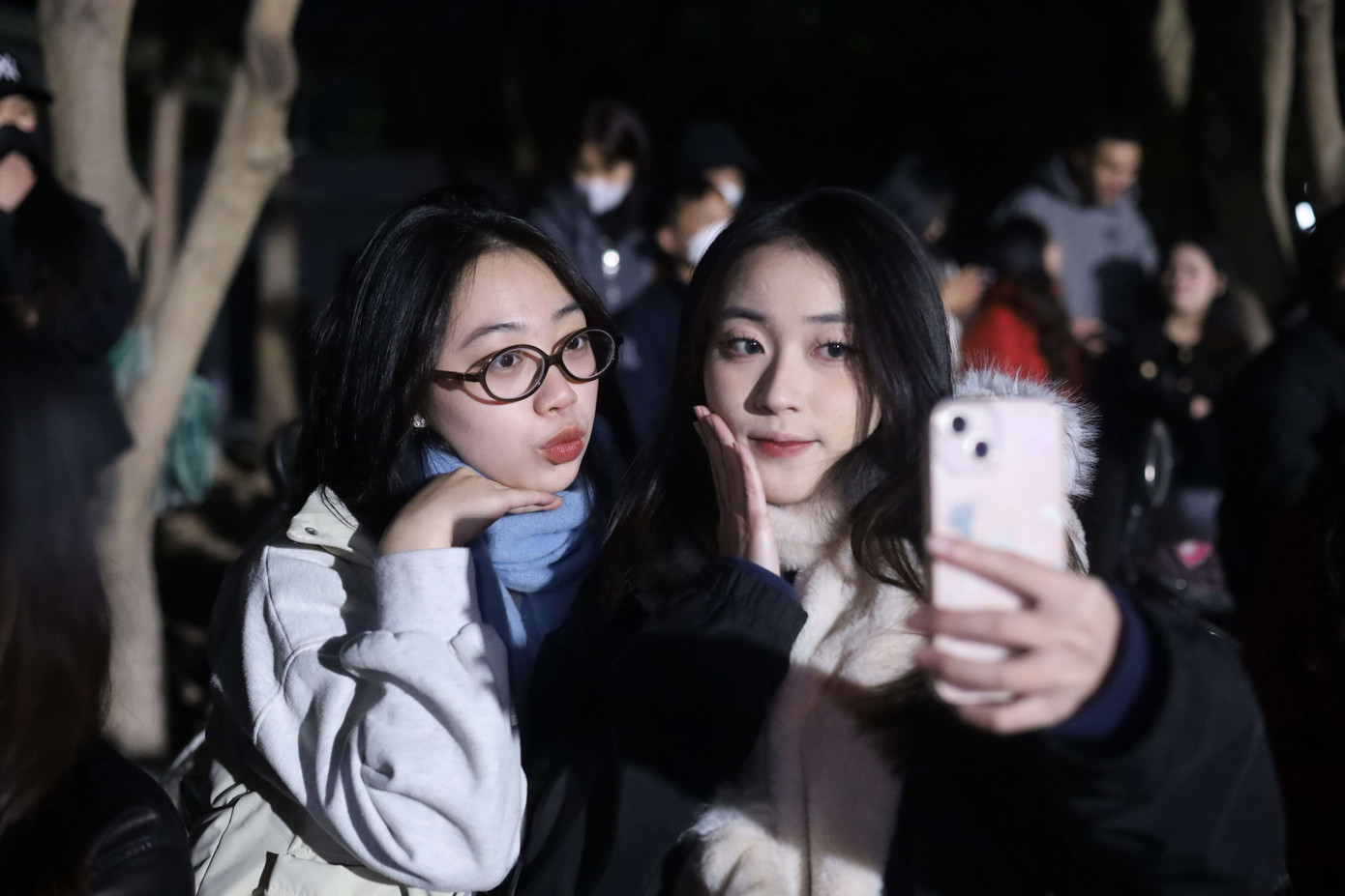 Nhiều bạn trẻ háo hức ghi lại mọi khoảnh khắc khi đi xem pháo hoa.