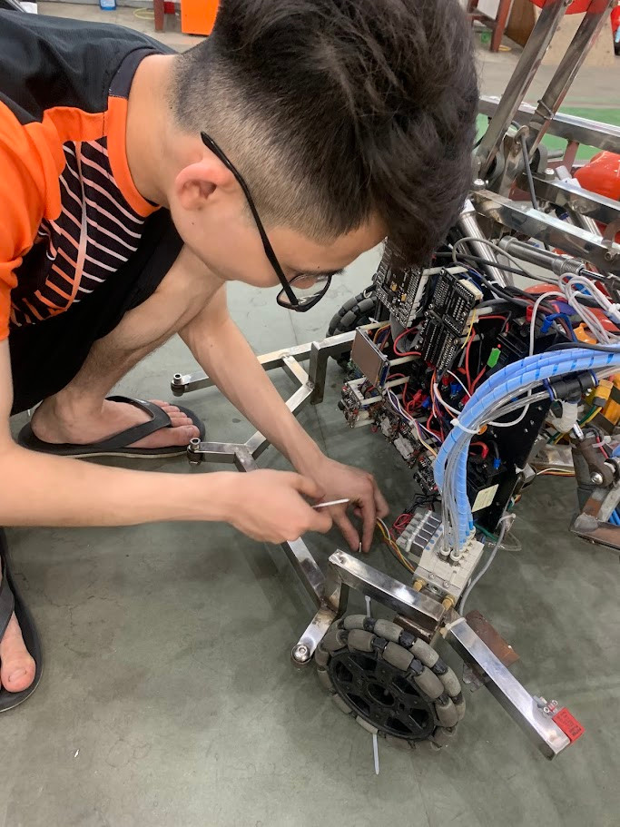 Thành An miệt mài trong xưởng chế tạo, kết hợp kiến thức và sáng tạo để hiện thực hóa những ý tưởng công nghệ độc đáo, khẳng định tài năng và niềm đam mê cháy bỏng của mình. Thành An miệt mài trong xưởng chế tạo, kết hợp kiến thức và sáng tạo để hiện thực hóa những ý tưởng công nghệ độc đáo, khẳng định tài năng và niềm đam mê cháy bỏng của mình.