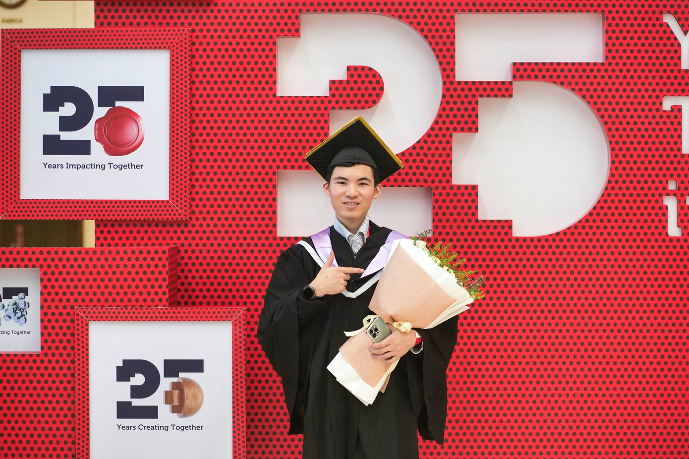 Hà Viết Tỉnh trong ngày nhận bằng cử nhân Kinh doanh, Đại học RMIT Việt Nam. Hà Viết Tỉnh trong ngày nhận bằng cử nhân Kinh doanh, Đại học RMIT Việt Nam.