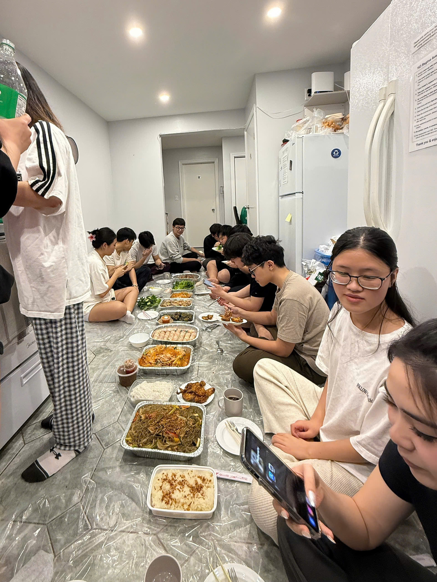 Cẩm Vân cùng những du học sinh Việt Nam tại Canada quây quần bên mâm cơm tất niên ấm cúng, sum vầy trong hương vị quê hương và những kỷ niệm khó quên.