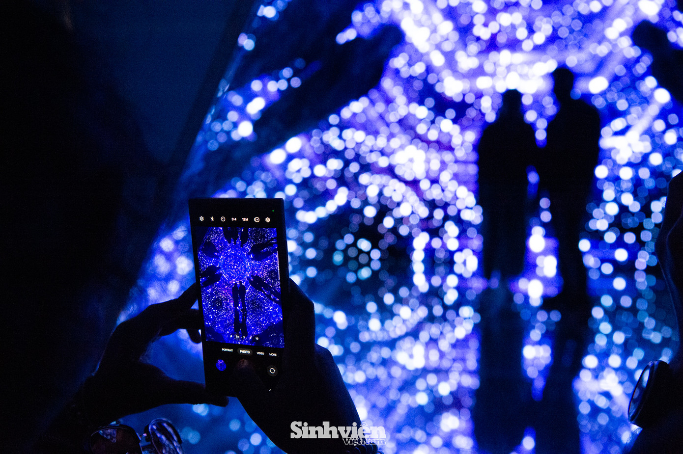 Với 8 concept riêng biệt, Triển lãm Starry Sky Museum là một vũ trụ ánh sáng thu nhỏ, được tạo nên từ hàng nghìn chiếc đèn LED đa dạng hình dáng theo chủ đề. Các tấm gương được tích hợp khéo léo trong mỗi không gian, nhân đôi hiệu ứng thị giác 3D, mang đến trải nghiệm đa giác quan đầy ấn tượng, nơi ánh sáng trở thành ngôn ngữ nghệ thuật độc đáo.