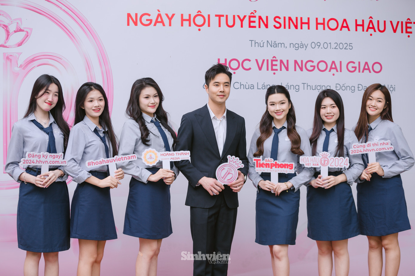 Diễn viên Phùng Đức Hiếu truyền cảm hứng tự tin, toả sáng tới các bạn sinh viên.