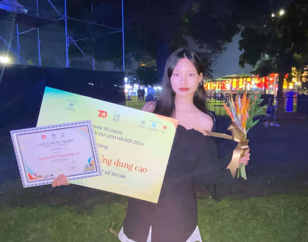 Vân Anh khi nhận giải thưởng Ứng dụng cao trong cuộc thi thiết kế Tinh hoa áo dài. Vân Anh khi nhận giải thưởng Ứng dụng cao trong cuộc thi thiết kế Tinh hoa áo dài.