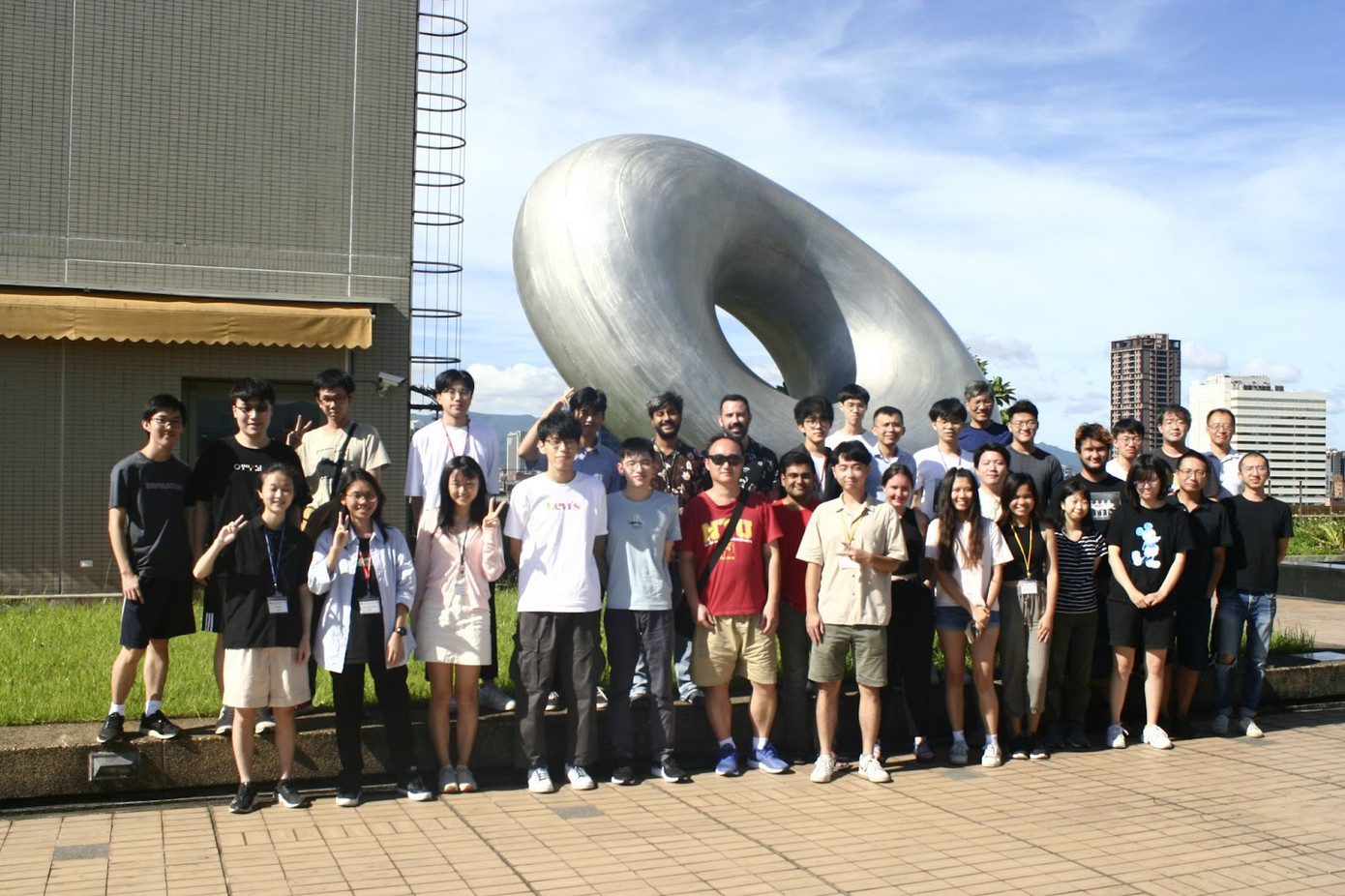 Phú Huy (hàng sau, đứng thứ năm từ trái sang) thực tập sinh năm 2 tại Viện Thiên văn học và Vật lý thiên văn Academia Sinica (Đài Loan). Phú Huy (hàng sau, đứng thứ năm từ trái sang) thực tập sinh năm 2 tại Viện Thiên văn học và Vật lý thiên văn Academia Sinica (Đài Loan).