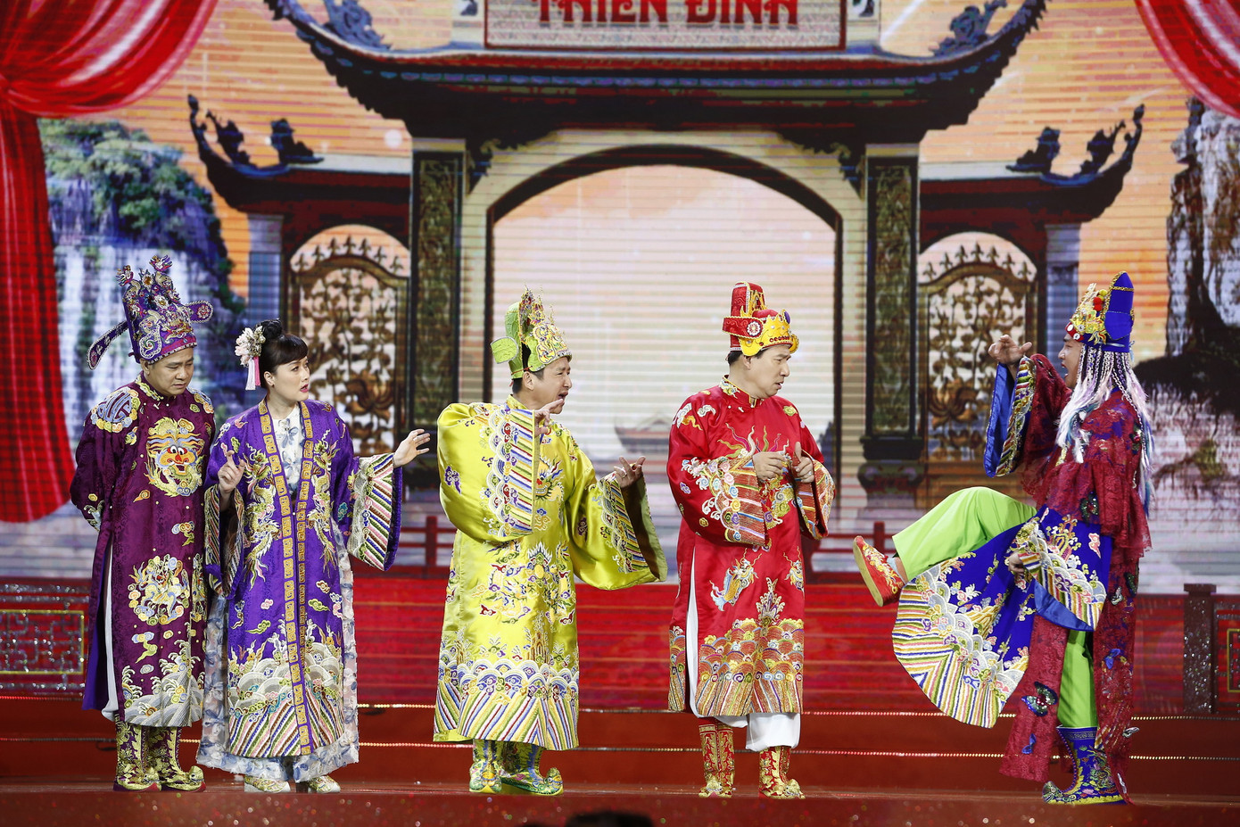 Phía sau những màn châm biếm hài hước là những thông điệp ý nghĩa về tinh thần đổi mới, đoàn kết.