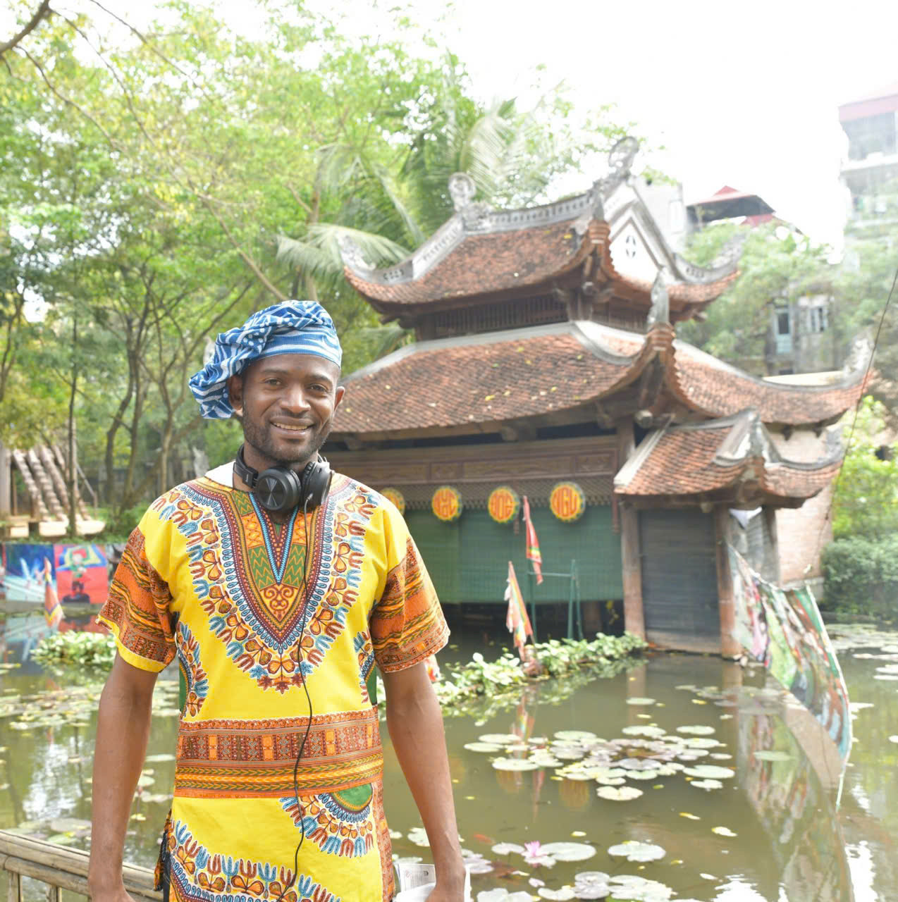 Théophile tham quan các điểm du lịch văn hóa tại Việt Nam.