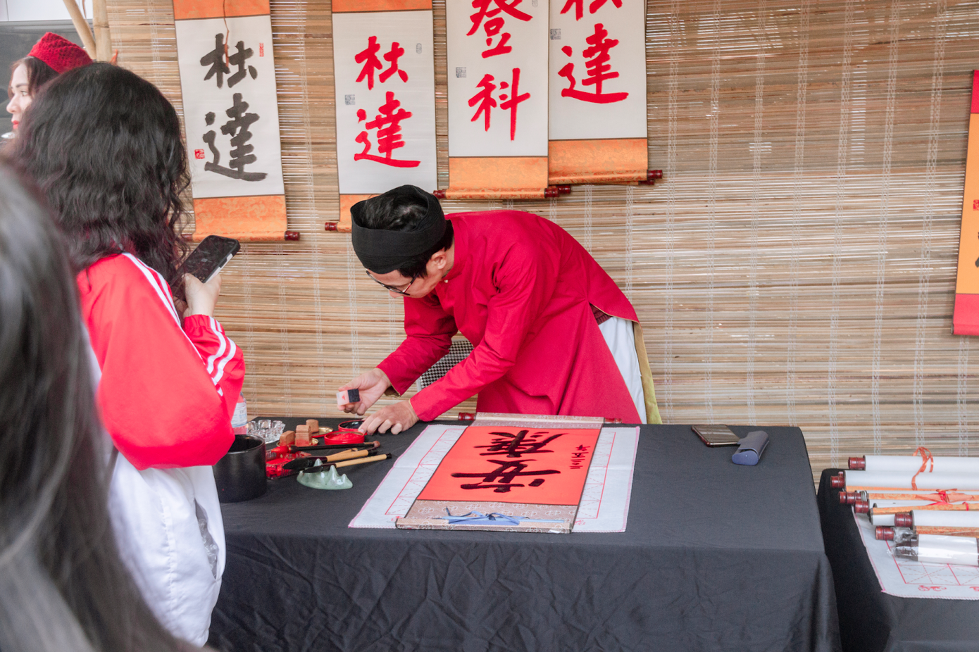 Hoạt động viết thư pháp tại chương trình. Hoạt động viết thư pháp tại chương trình.