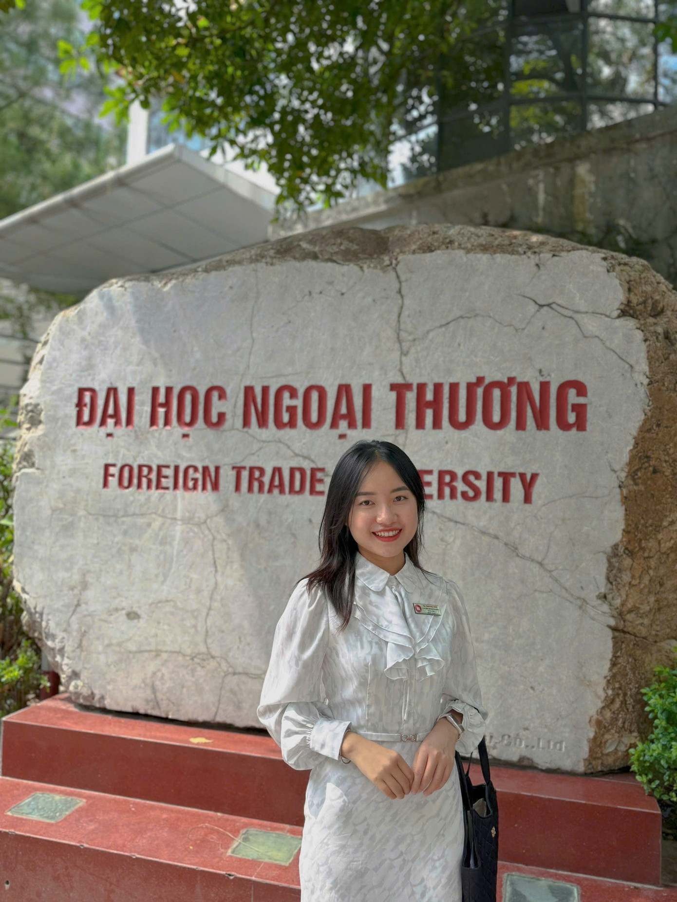 Hoa Minh hiện là giảng viên Trường Đại học Ngoại thương.