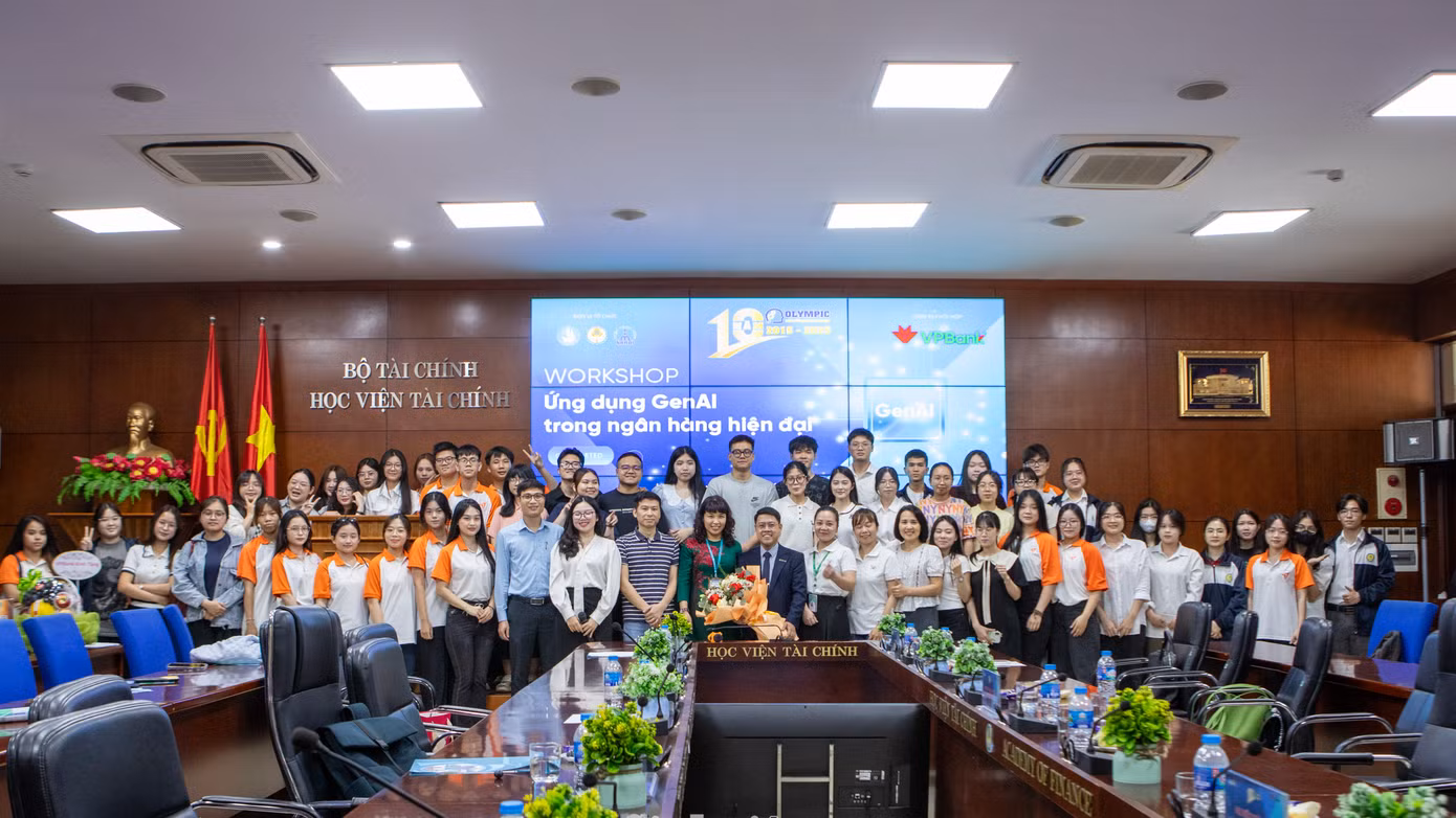 Workshop có sự tham dự của bà Vũ Hương Giang, đại diện Ngân hàng Thương mại Cổ phần Việt Nam Thịnh Vượng (VPBank); Tiến sĩ Đoàn Quang Hưng (Trường Đại học Ngoại thương). Về phía Học viện Tài chính, có sự hiện diện của PGS. TS Nguyễn Mạnh Thiều, Phó Giám đốc Học viện Tài chính; Nhà giáo Ưu tú, PGS. TS Trương Thị Thủy, Phó Giám đốc Học viện (tham dự trực tuyến) cùng đông đảo lãnh đạo các khoa, phòng ban và sinh viên.