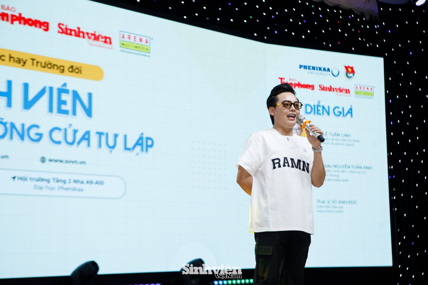 Một trong những dấu ấn đặc biệt, khó phai của chương trình chính là màn trình diễn bùng nổ từ cặp đôi ca sĩ triệu view Kuun Đức Nam và Xuân Đức. Hai anh em đã thực sự chinh phục khán giả Đại học Phenikaa khi mang đến những bản hit đình đám, thăng hoa cùng sự hòa quyện độc đáo giữa hai sắc thái âm nhạc: lúc ngọt ngào, sâu lắng, khi lại mạnh mẽ, đầy nội lực.