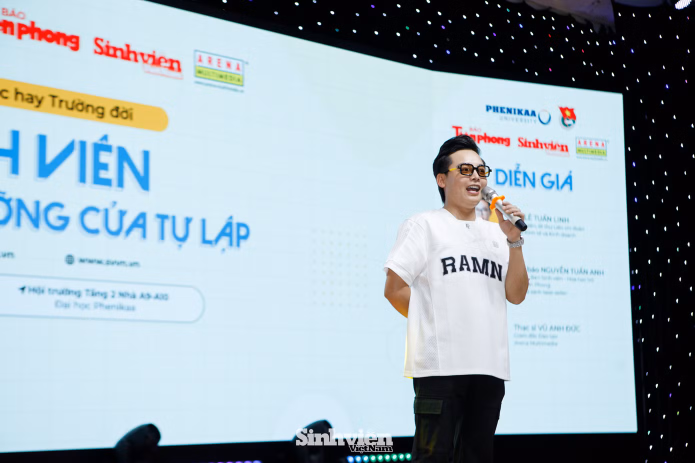 Một trong những dấu ấn đặc biệt, khó phai của chương trình chính là màn trình diễn bùng nổ từ cặp đôi ca sĩ triệu view Kuun Đức Nam và Xuân Đức. Hai anh em đã thực sự chinh phục khán giả Đại học Phenikaa khi mang đến những bản hit đình đám, thăng hoa cùng sự hòa quyện độc đáo giữa hai sắc thái âm nhạc: lúc ngọt ngào, sâu lắng, khi lại mạnh mẽ, đầy nội lực.