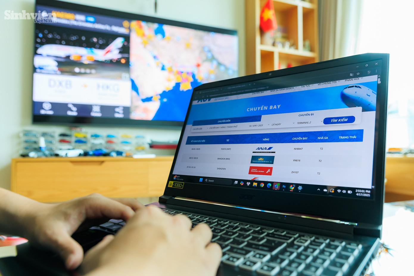 Ngoài kiến thức chuyên môn và trang thiết bị, việc nắm bắt lịch trình bay của các "mục tiêu" là yếu tố then chốt đối với mỗi air spotter. "Thời gian đầu, khi chưa biết đến các ứng dụng theo dõi chuyến bay, việc đi chụp của tôi khá ngẫu hứng, rảnh lúc nào thì lên sân bay lúc đó mà không biết trước sẽ có những loại máy bay nào. Hiện tại, tôi đã có thể chủ động hơn nhờ vào các ứng dụng như Flightradar24 và iNIA. Đặc biệt, với sân bay Nội Bài, có một trang web riêng cung cấp thông tin chi tiết về lịch trình bay cũng như loại máy bay dự kiến hoạt động trong ngày." - Khuê cho biết.