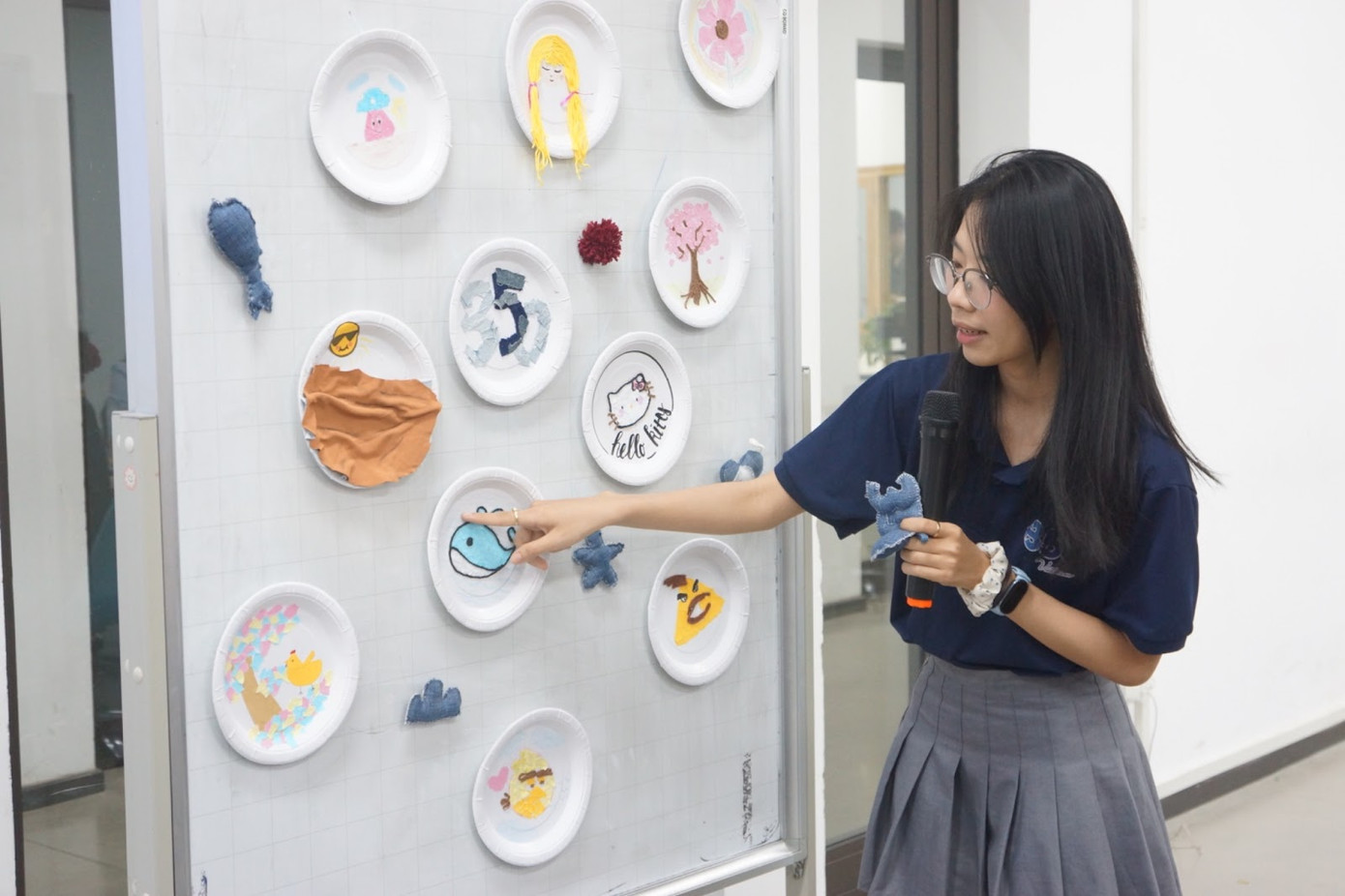 “Tái chế cũng là một liệu pháp chữa lành. Khi ta kiên nhẫn nhặt nhạnh, chắp nối những mảnh vụn bên ngoài để tạo nên cái mới thì cũng là lúc ta đang lặng lẽ vá lại những vết thương bên trong chính mình” - Phương Thảo bày tỏ.