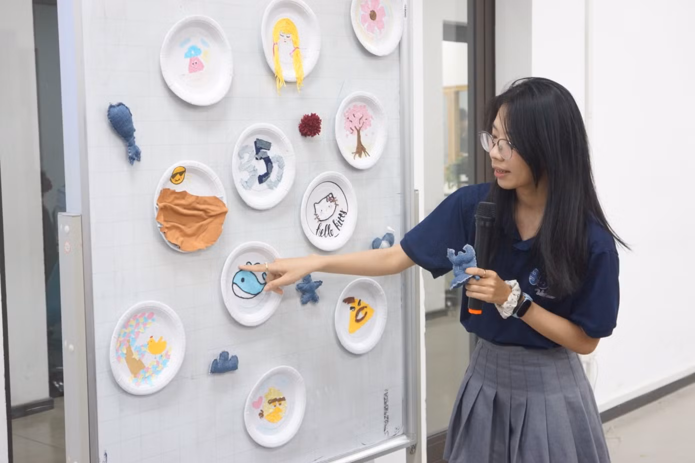 “Tái chế cũng là một liệu pháp chữa lành. Khi ta kiên nhẫn nhặt nhạnh, chắp nối những mảnh vụn bên ngoài để tạo nên cái mới thì cũng là lúc ta đang lặng lẽ vá lại những vết thương bên trong chính mình” - Phương Thảo bày tỏ. “Tái chế cũng là một liệu pháp chữa lành. Khi ta kiên nhẫn nhặt nhạnh, chắp nối những mảnh vụn bên ngoài để tạo nên cái mới thì cũng là lúc ta đang lặng lẽ vá lại những vết thương bên trong chính mình” - Phương Thảo bày tỏ.