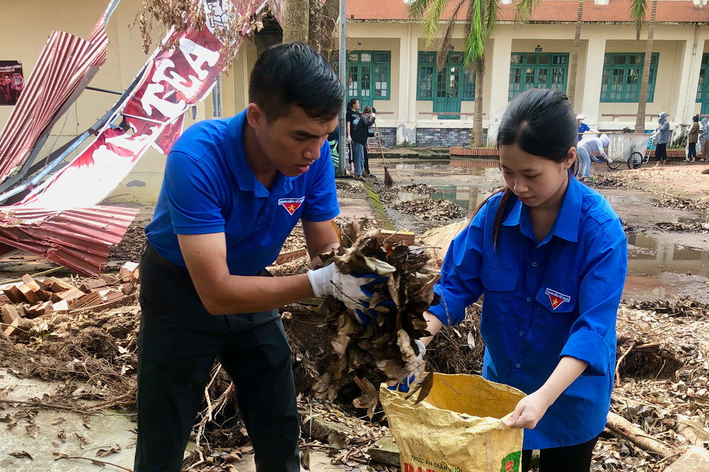 Cẩm Tú tham gia khắc phục hậu quả của siêu bão Yagi tại Hải Phòng hồi tháng 9/2024. Cẩm Tú tham gia khắc phục hậu quả của siêu bão Yagi tại Hải Phòng hồi tháng 9/2024.