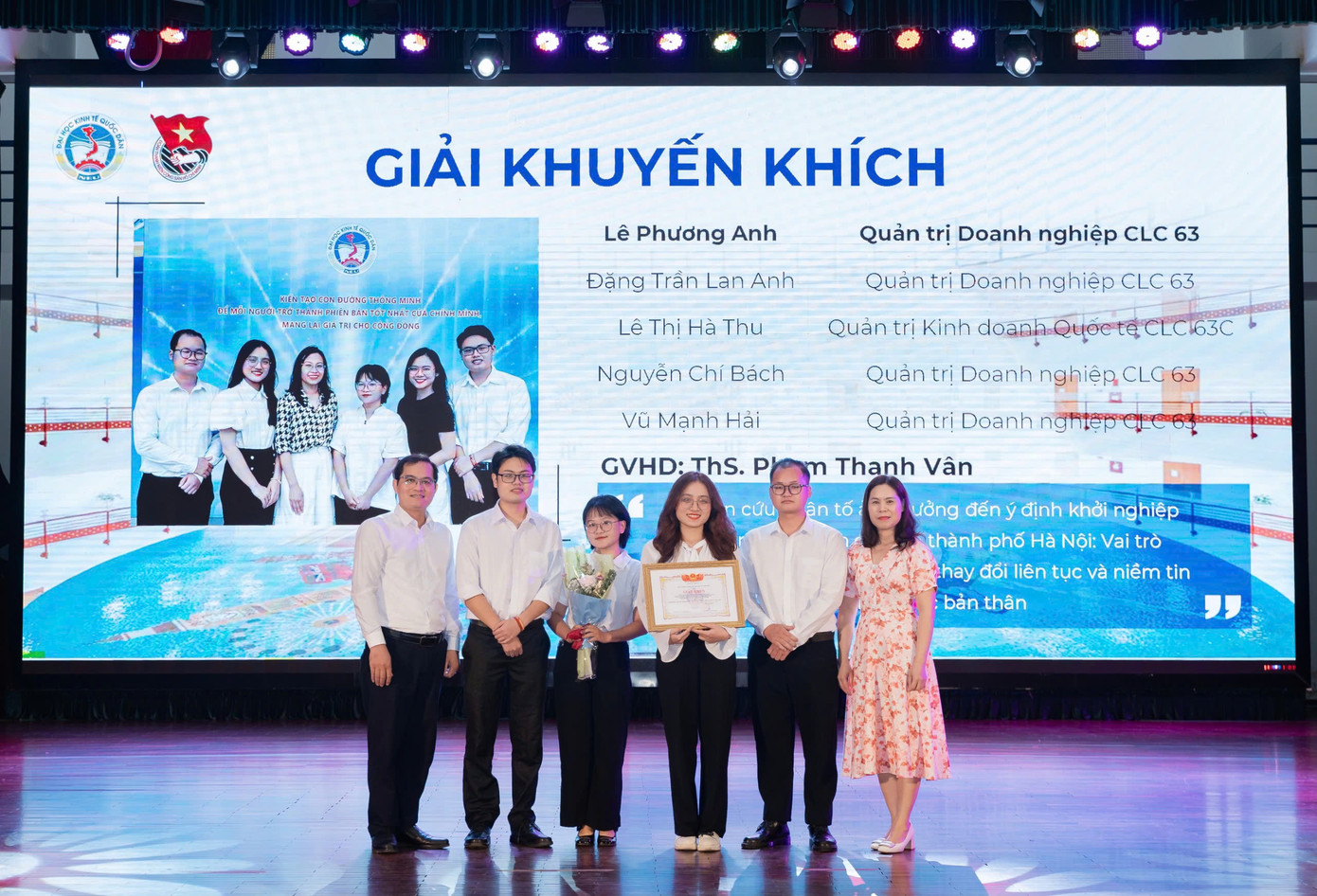 Nhóm nghiên cứu giành Giải Khuyến khích Giải thưởng Sinh viên Nghiên cứu khoa học Đại học Kinh tế Quốc dân với đề tài liên quan đến khởi nghiệp. Nhóm nghiên cứu giành Giải Khuyến khích Giải thưởng Sinh viên Nghiên cứu khoa học Đại học Kinh tế Quốc dân với đề tài liên quan đến khởi nghiệp.