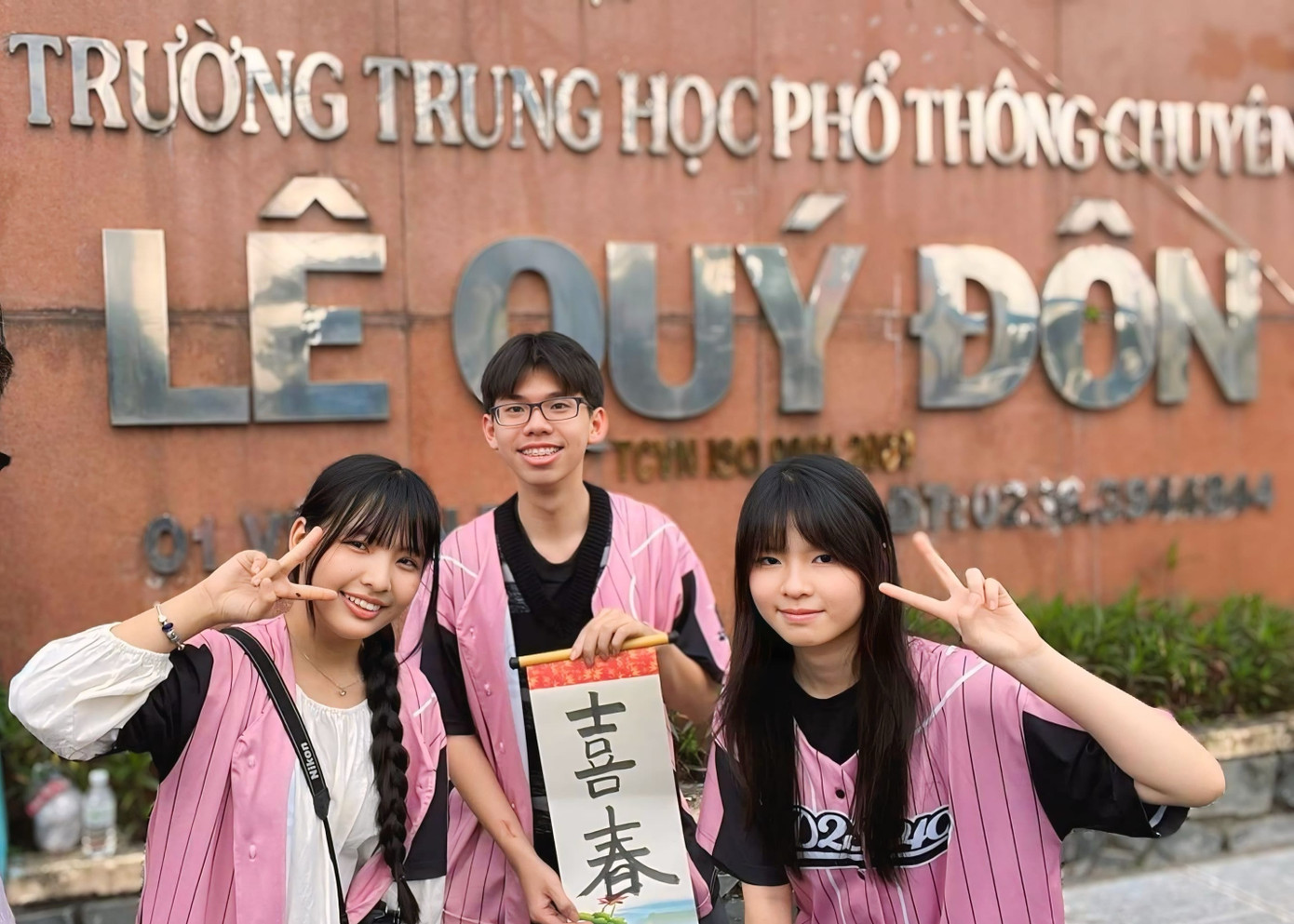 Sally (bìa phải) và các bạn diện áo đồng phục lớp D2, lớp chuyên tiếng Nhật và tiếng Pháp, khoá 2023 - 2026, tại sự kiện của trường. Sally (bìa phải) và các bạn diện áo đồng phục lớp D2, lớp chuyên tiếng Nhật và tiếng Pháp, khoá 2023 - 2026, tại sự kiện của trường.