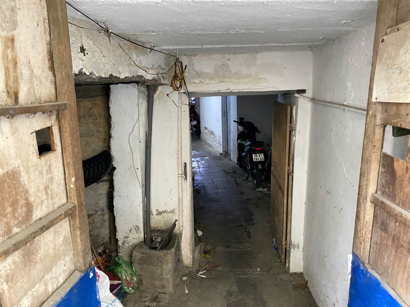 Lối vào và cũng là nơi để xe chung trong một khu trọ “hộp diêm” ở đường Nguyễn Chí Thanh. (Ảnh: Cẩm Tú)