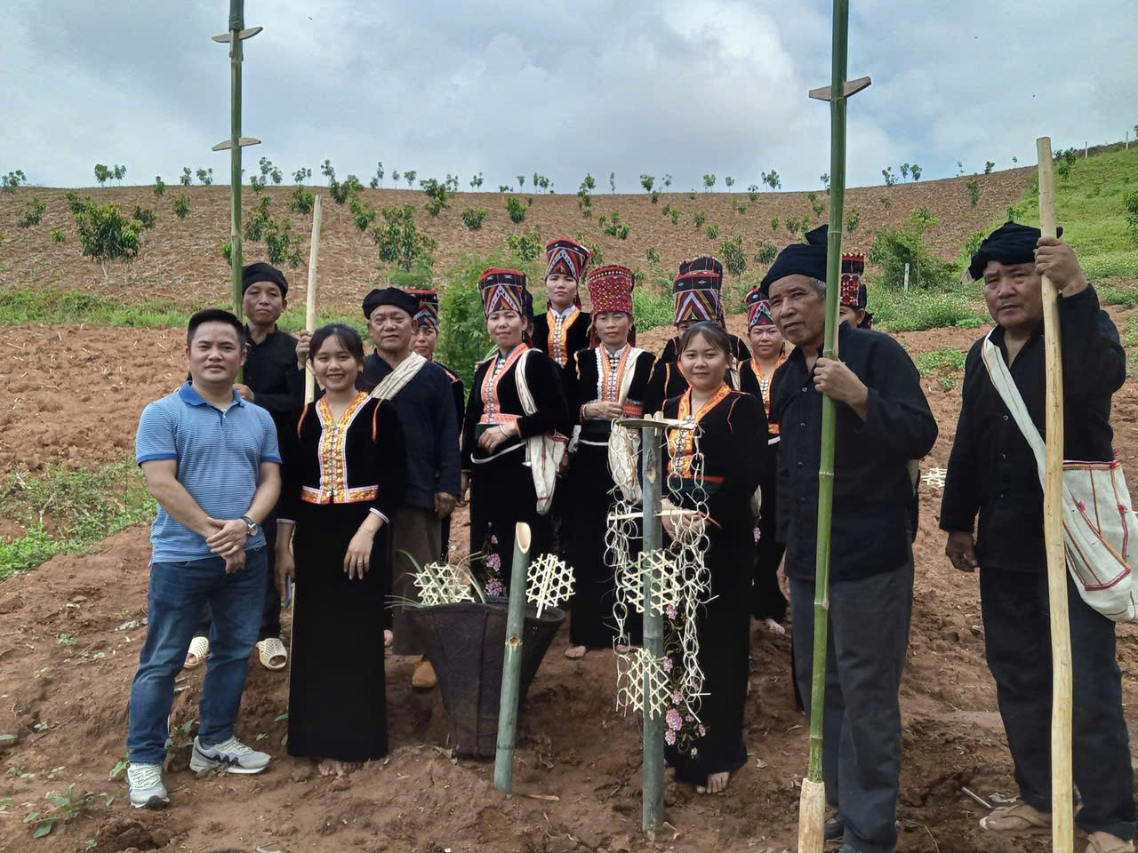 Nghi lễ cầu mùa truyền thống của dân tộc Khơ Mú, thể hiện lòng biết ơn đất trời và mong ước cho mùa màng bội thu. Nghi lễ cầu mùa truyền thống của dân tộc Khơ Mú, thể hiện lòng biết ơn đất trời và mong ước cho mùa màng bội thu.