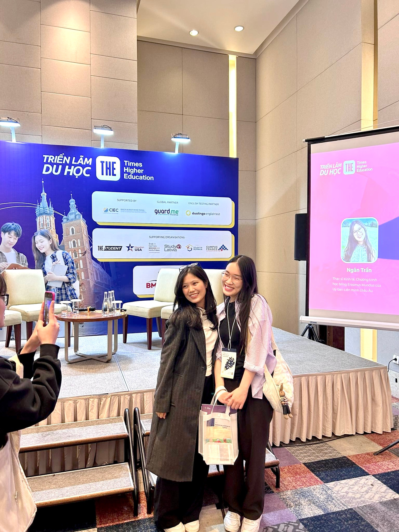 Trần Ngân (bên trái) tại sự kiện giáo dục của BMI Times Higher Education.