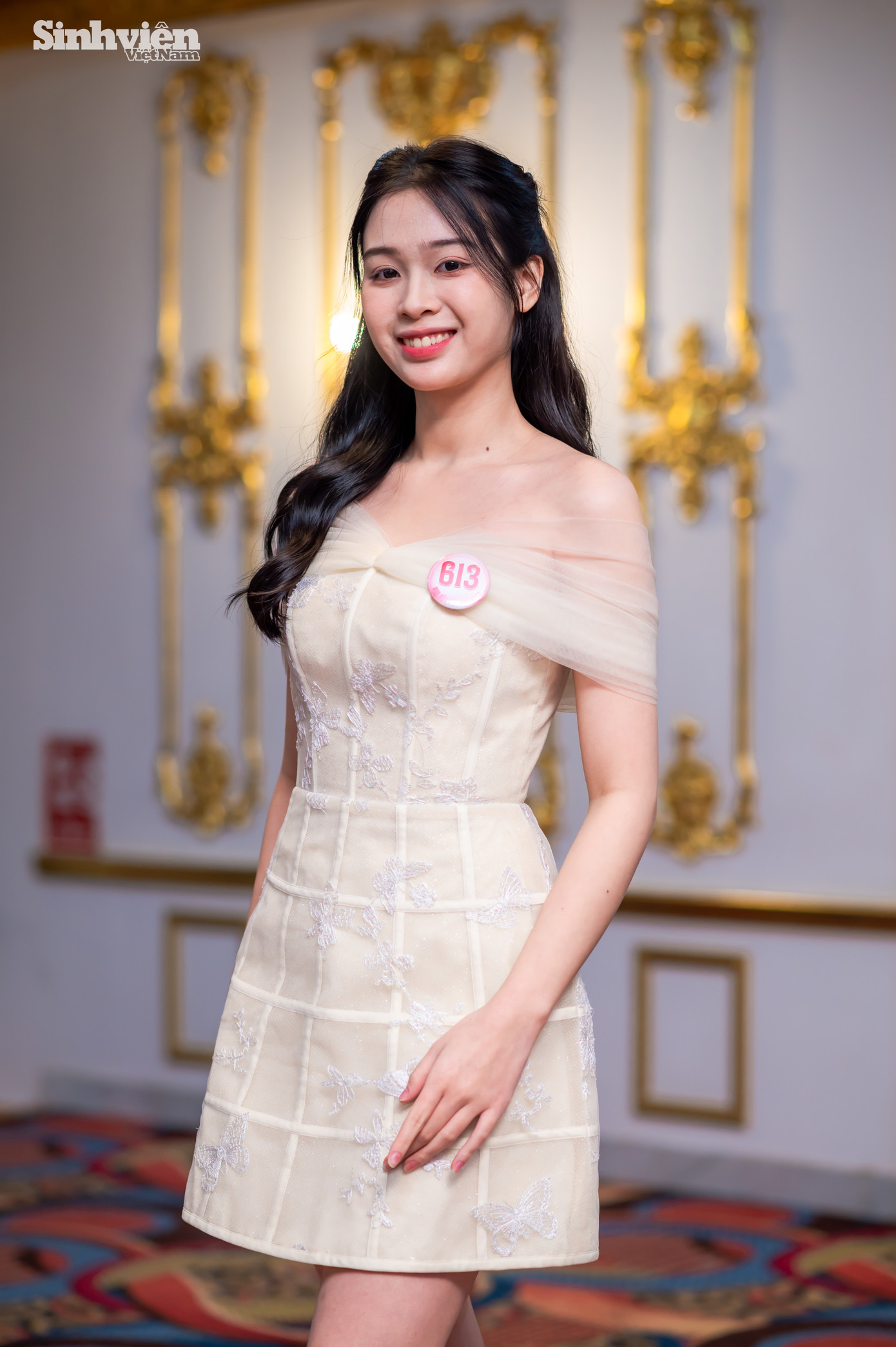 Với Lê Hoàng Khánh Linh (SBD 613), vui mừng, tự hào và bồi hồi là những cảm xúc đan xen trong lòng cô khi được xướng tên vào vòng Chung khảo. Với thành tích học tập tốt và sự năng nổ trong các hoạt động, Khánh Linh từng được công nhận là một trong những sinh viên tiêu biểu của khoa Luật. Khánh Linh hy vọng hành trình tại Hoa hậu Việt Nam 2024 sẽ giúp cô mở rộng mối quan hệ, tìm hiểu thêm về văn hóa các vùng miền và tích lũy thêm kinh nghiệm sống.