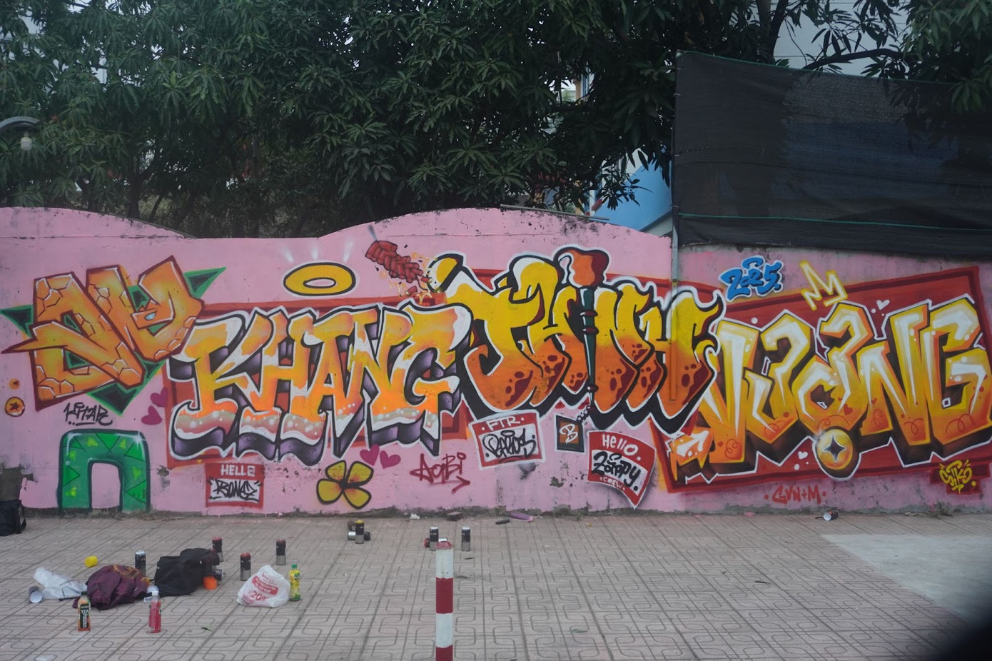 Bức tường cũ kỹ nay rực rỡ sắc màu, mang hơi thở Tết Việt đến gần hơn với cộng đồng qua những nét vẽ sáng tạo của các bạn trẻ.