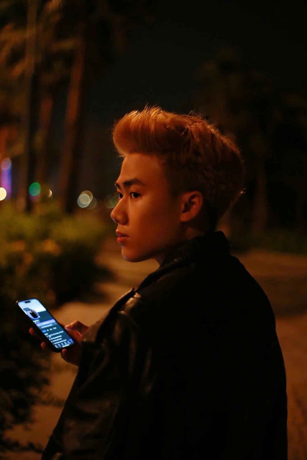 Không ai nghĩ chàng trai này từng tự ti và nhút nhát, nhưng Huy biến áp lực thành động lực, rèn luyện bản thân và không ngừng vươn lên. Không ai nghĩ chàng trai này từng tự ti và nhút nhát, nhưng Huy biến áp lực thành động lực, rèn luyện bản thân và không ngừng vươn lên.