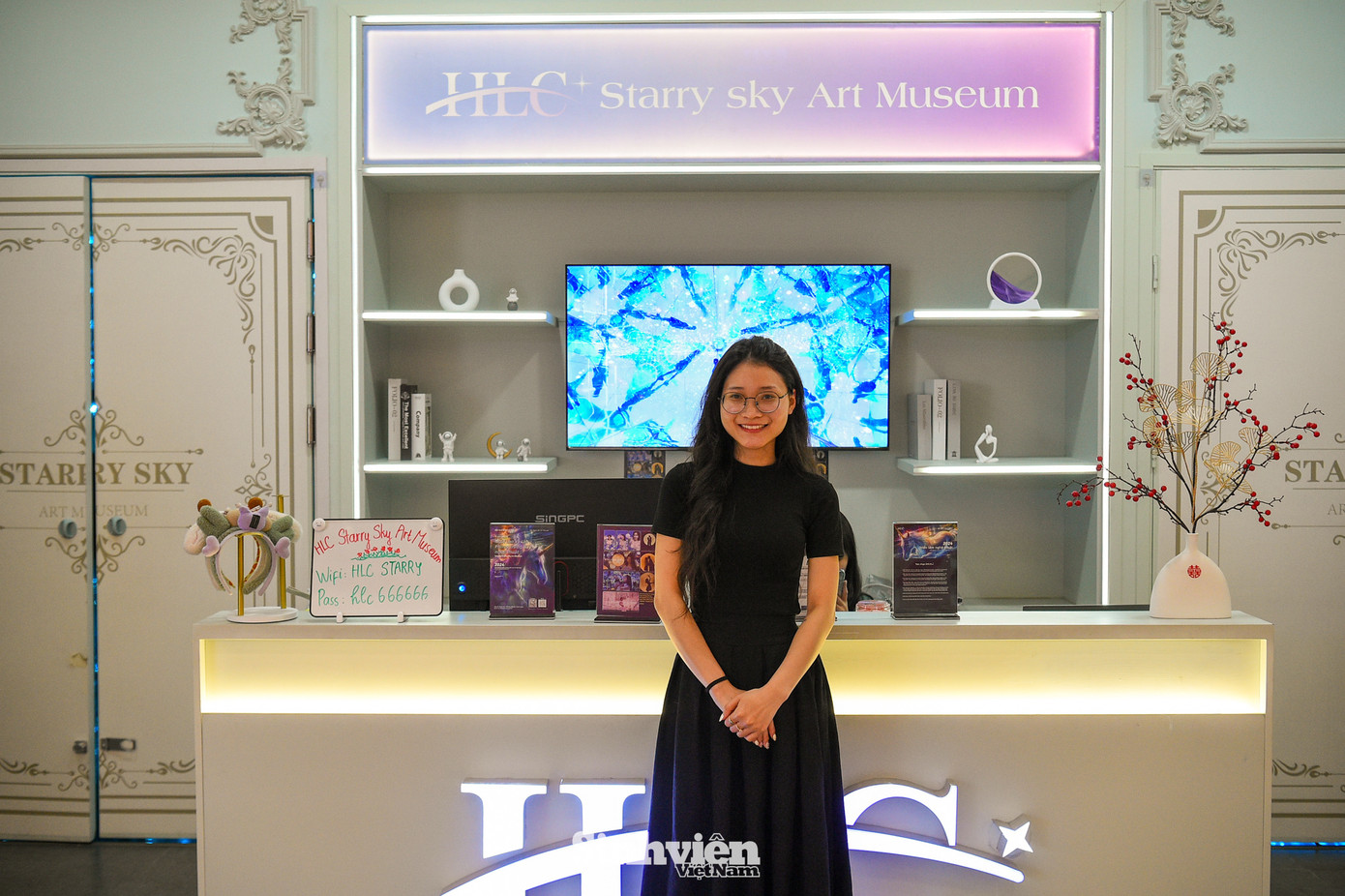 Quản lý Triển lãm, bạn Cẩm Ly thông tin với phóng viên rằng, dù mới hoạt động 3 tháng, nơi đây đã đón một lượng khách đáng kể, chủ yếu là các bạn trẻ. "Do nằm trong trung tâm thương mại, nhiều gia đình cũng đưa con em đến trải nghiệm." - Ly cho biết.