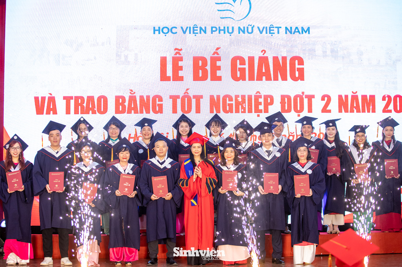 Phó Chủ tịch Hội LHPN Việt Nam Trần Lan Phương và PGS. TS Trần Quang Tiến - Giám đốc Học viện trao bằng tốt nghiệp cho các tân thạc sĩ, cử nhân.