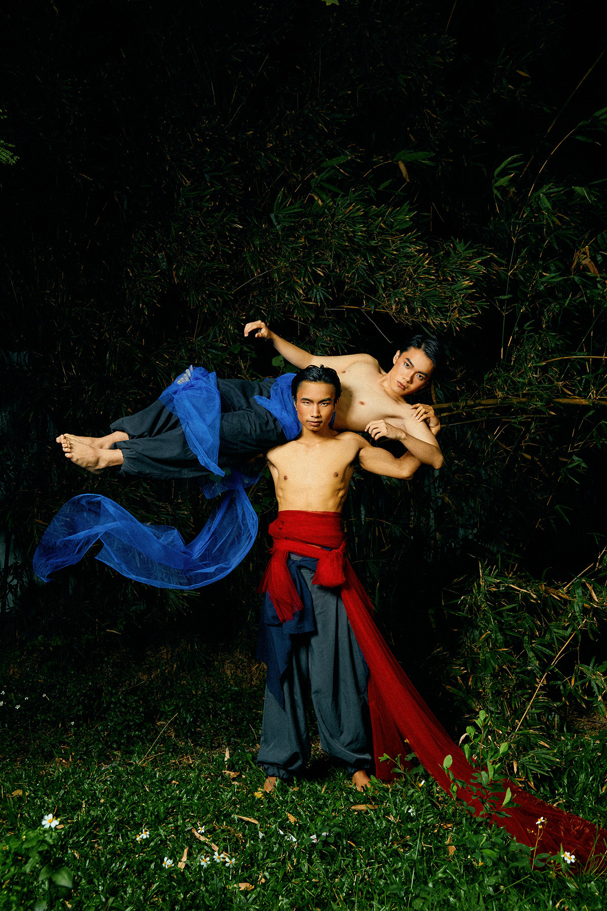 Công và ekip thực hiện bộ ảnh “Đấu vật”. Công và ekip thực hiện bộ ảnh “Đấu vật”.