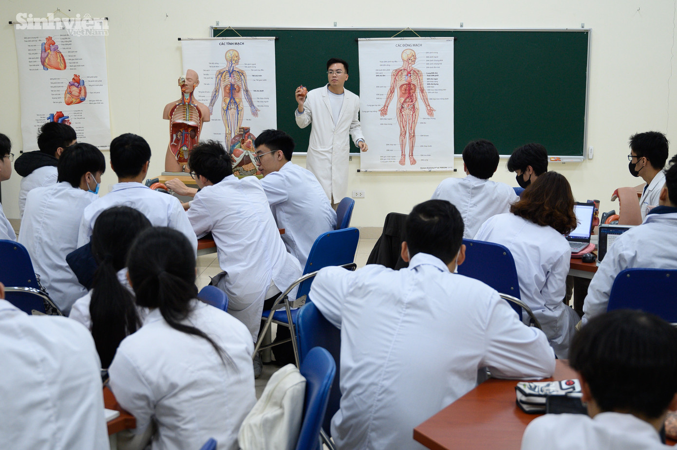 Với khối lượng kiến thức khổng lồ, Quang Đức (trái) nghe giảng một cách tập trung nhất, bởi chỉ một phút lơ là cũng có thể bỏ lỡ những kiến thức vô cùng quan trọng.