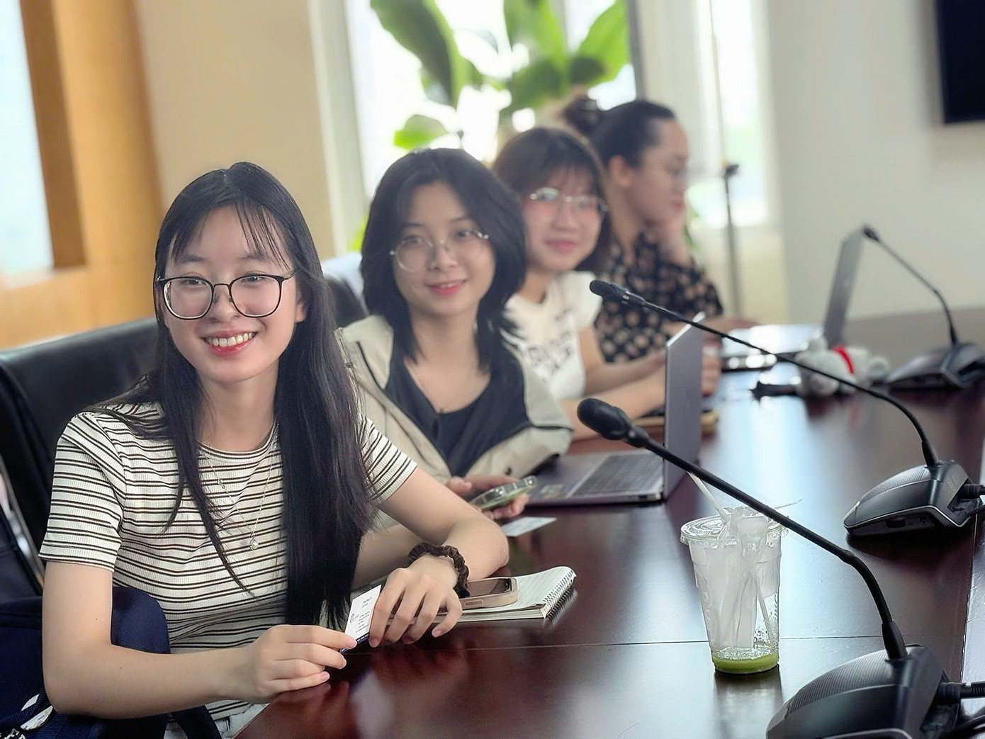 Các cộng tác viên và thực tập sinh chăm chú lắng nghe chia sẻ từ cựu cộng tác viên Đặng Hương Trà – người từng bước trưởng thành từ chính môi trường này. Các cộng tác viên và thực tập sinh chăm chú lắng nghe chia sẻ từ cựu cộng tác viên Đặng Hương Trà – người từng bước trưởng thành từ chính môi trường này.