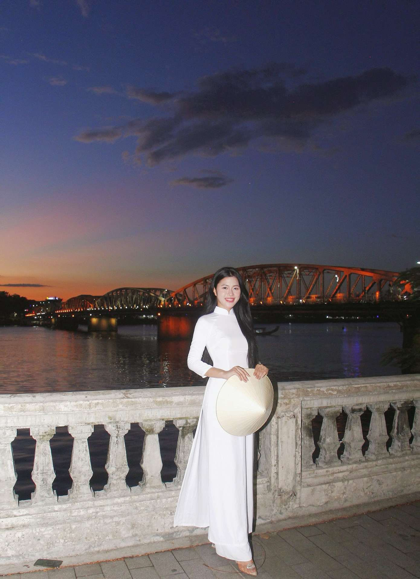 Đứng dưới chân cầu Trường Tiền, cô gái trẻ lặng lẽ ngắm nhìn Huế, nơi lưu giữ những rung động của tuổi thanh xuân. Đứng dưới chân cầu Trường Tiền, cô gái trẻ lặng lẽ ngắm nhìn Huế, nơi lưu giữ những rung động của tuổi thanh xuân.