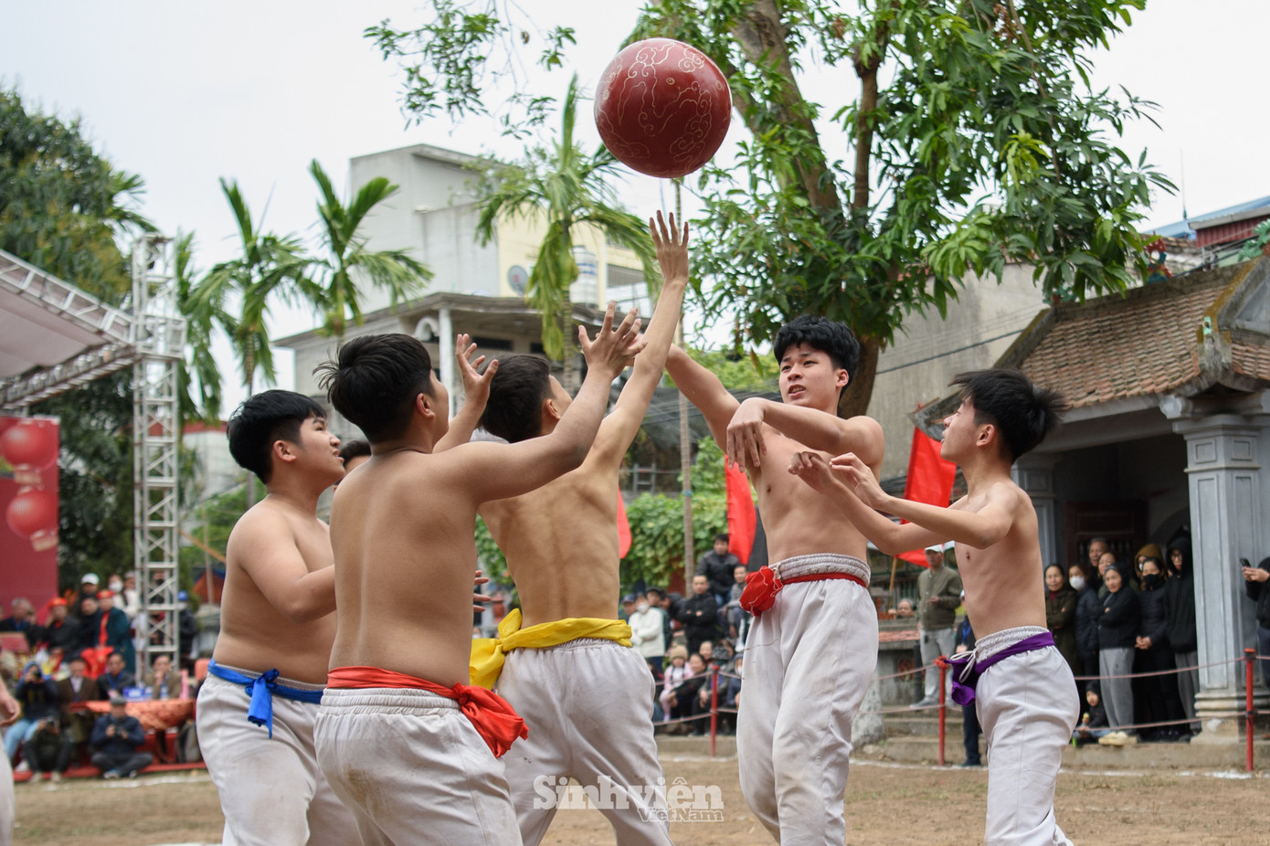 Trận chung kết Hội Vật cầu làng Thúy Lĩnh năm 2025 đã diễn ra vào chiều mùng 6 Tết, trong không khí tưng bừng chào mừng 95 năm Ngày thành lập Đảng Cộng sản Việt Nam. Mở đầu là trận vật cầu thiếu niên dành cho lứa tuổi từ 15 đến 17 tuổi.