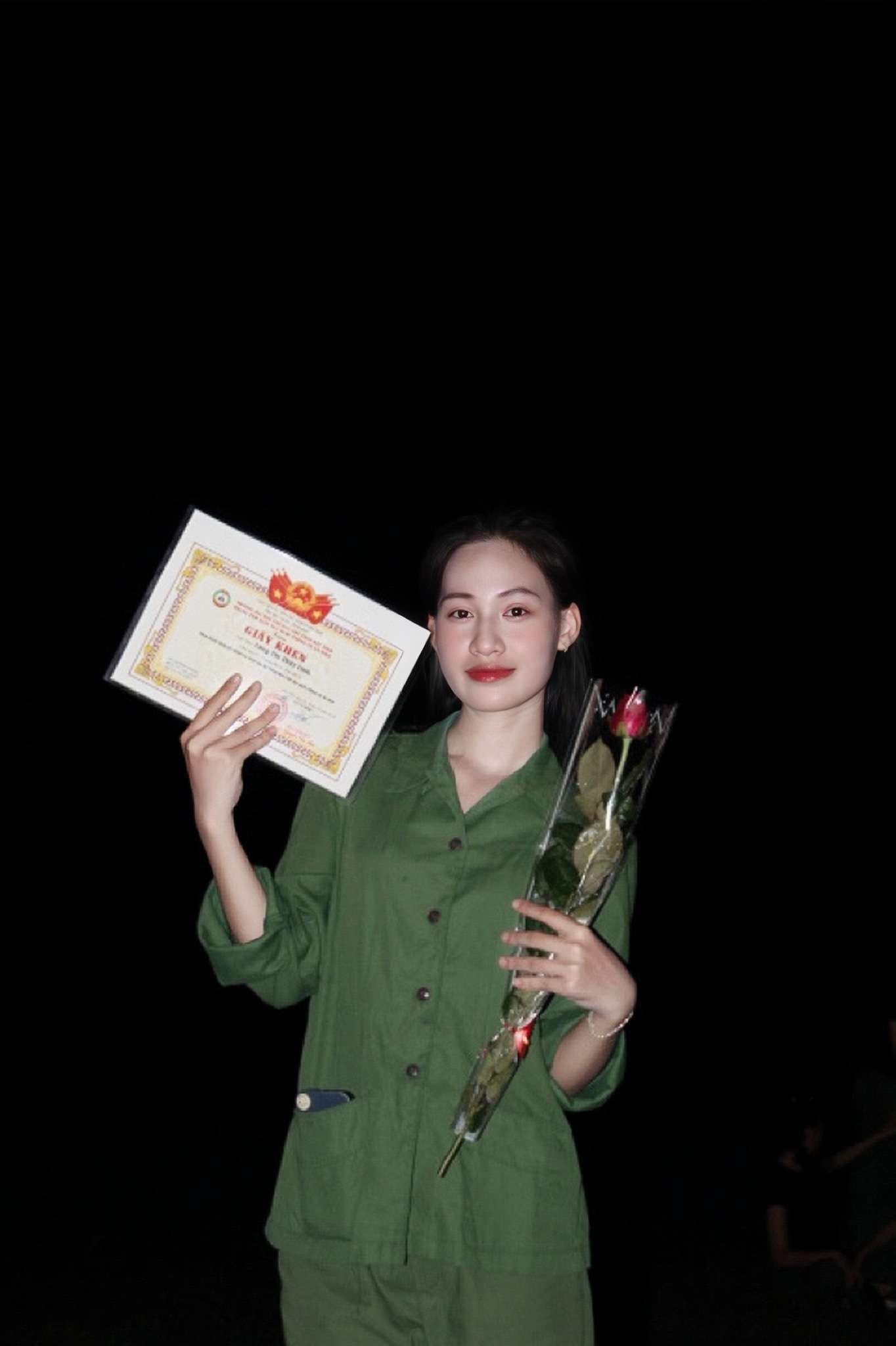 Linh đã đạt được giấy khen “Hoàn thành xuất sắc nhiệm vụ” trong khóa học quân sự. Linh đã đạt được giấy khen “Hoàn thành xuất sắc nhiệm vụ” trong khóa học quân sự.