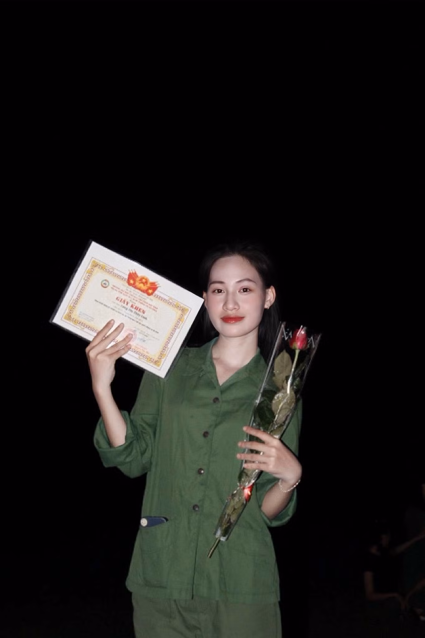 Linh đã đạt được giấy khen “Hoàn thành xuất sắc nhiệm vụ” trong khóa học quân sự. Linh đã đạt được giấy khen “Hoàn thành xuất sắc nhiệm vụ” trong khóa học quân sự.