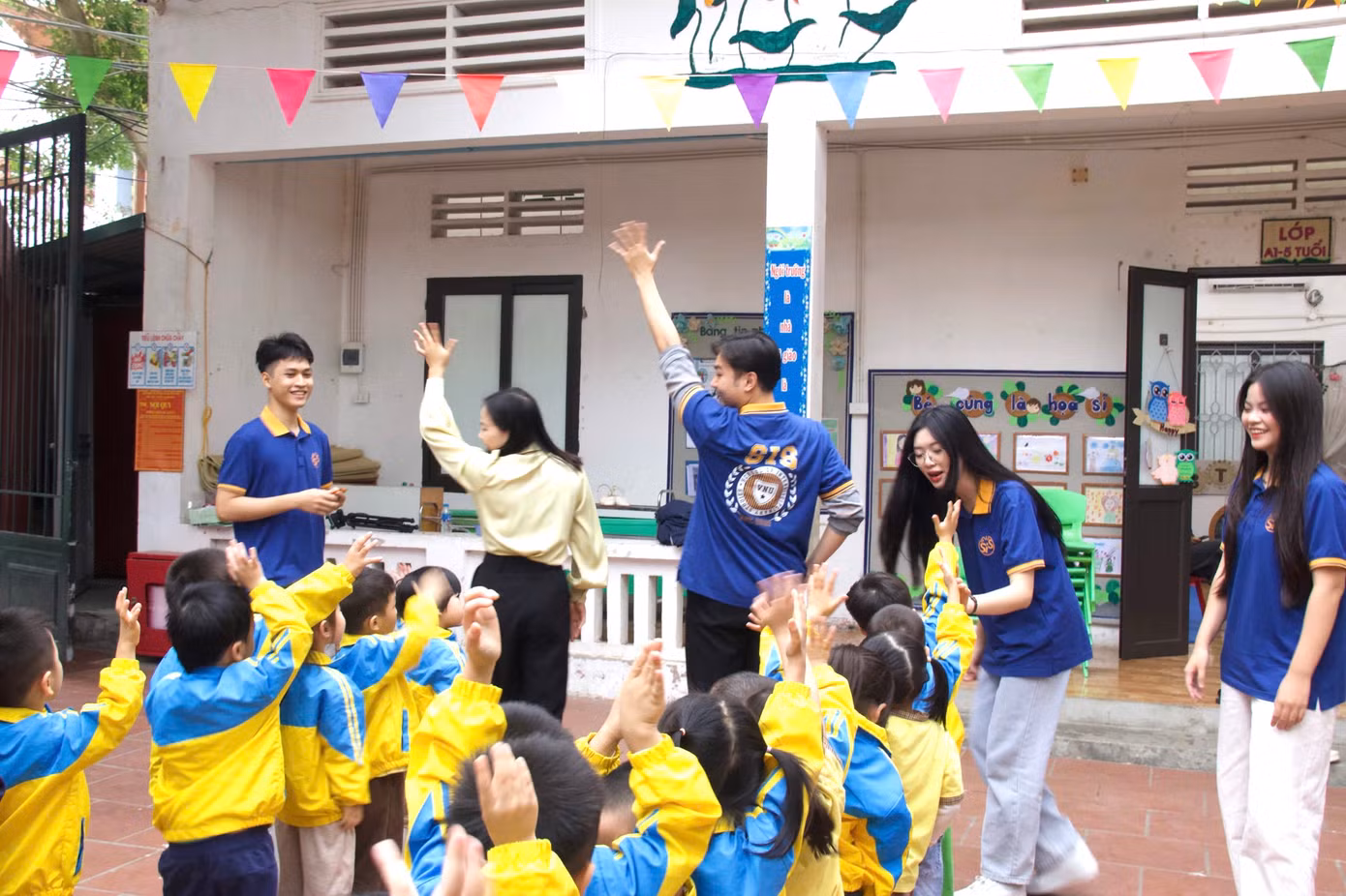 Ngọc Ánh trong chuyến đi đến các trường mầm non thuộc dự án Góc nhỏ của nắng, nơi cô cùng các tình nguyện viên mang đến niềm vui và sự sẻ chia cho các em nhỏ.