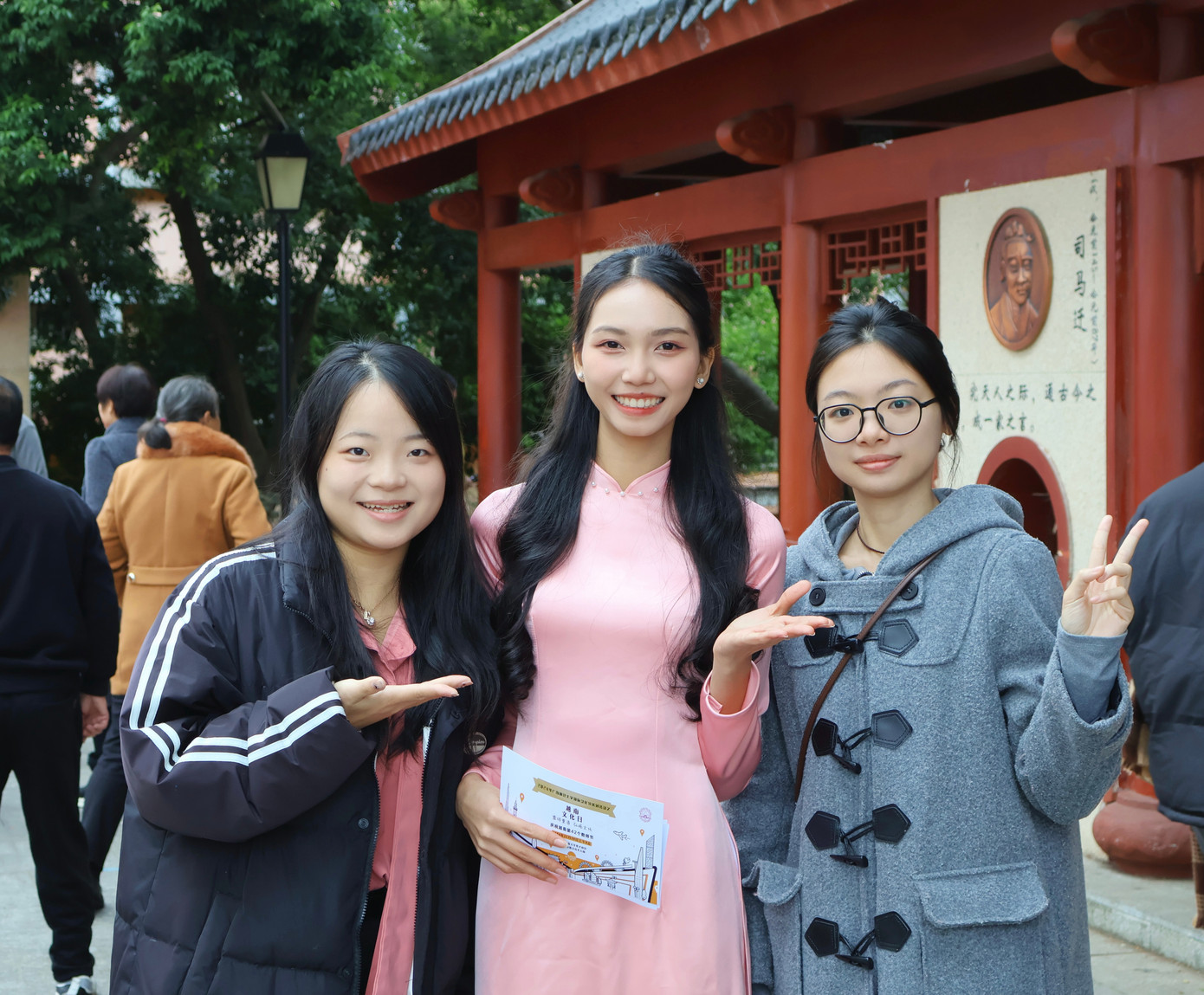 MC dẫn chương trình Ngày hội văn hóa Việt Nam trường Đại học Sư Phạm Quảng Tây 2024. MC dẫn chương trình Ngày hội văn hóa Việt Nam trường Đại học Sư Phạm Quảng Tây 2024.