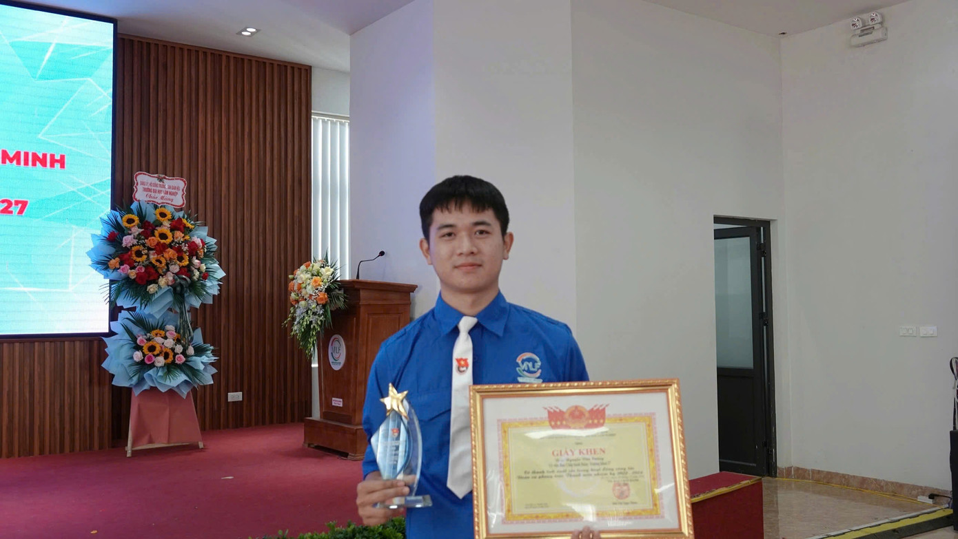 Nam sinh được tín nhiệm giữ các chức vụ chủ chốt trong Đoàn - Hội. Nam sinh được tín nhiệm giữ các chức vụ chủ chốt trong Đoàn - Hội.