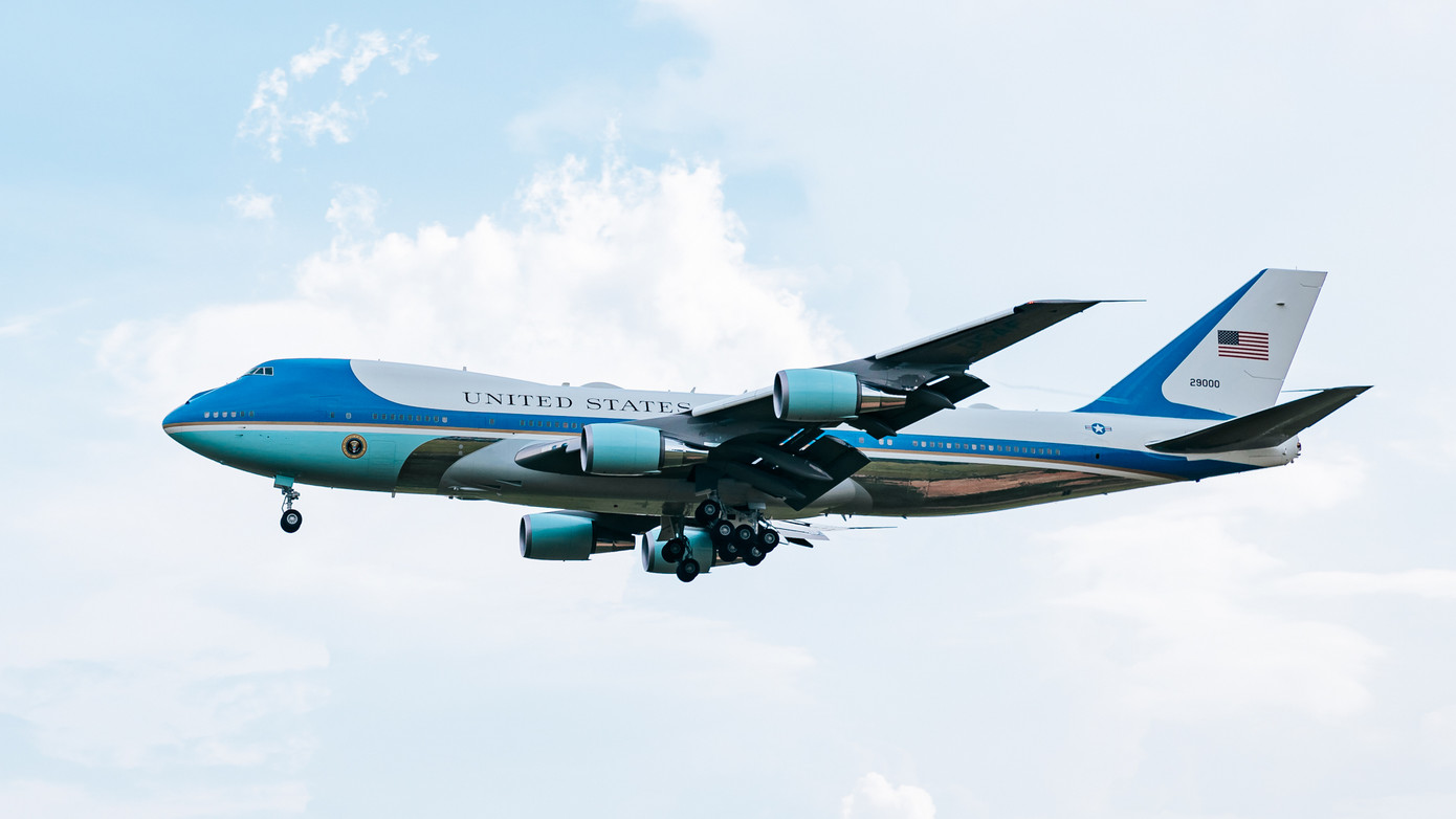 "Về chiếc máy bay 'khó nhằn' nhất, đối với tôi đó chính là chuyên cơ của Tổng thống Hoa Kỳ - chiếc Boeing 747 VC-25A (Air Force One). Năm 2023, khi nhận được thông tin Tổng thống Joe Biden có chuyến thăm Việt Nam, tôi đã vô cùng háo hức. Tuy nhiên, việc tiếp cận và chụp được chiếc chuyên cơ này là một thử thách thực sự. Lực lượng an ninh phía Hoa Kỳ đã thiết lập vành đai an ninh nghiêm ngặt quanh sân bay. Tôi đã phải có mặt tại sân bay Nội Bài trước giờ máy bay hạ cánh khoảng 6 tiếng đồng hồ để tìm kiếm một vị trí chụp phù hợp và an toàn. Đây cũng là chiếc máy bay khiến tôi phải chờ đợi lâu nhất từ trước đến nay."