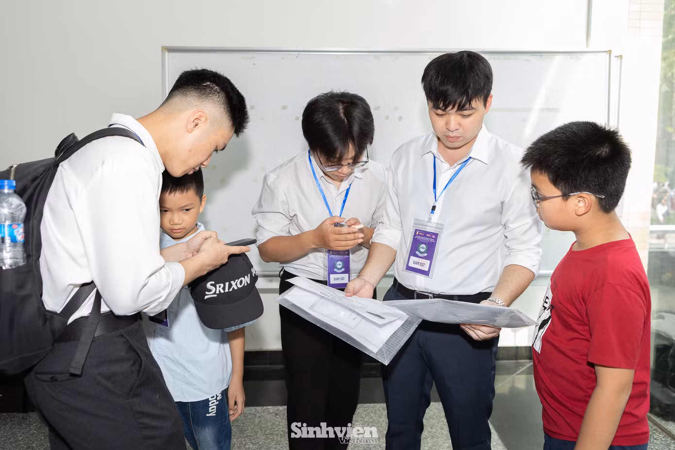 Ban Tổ chức luôn túc trực hỗ trợ các thí sinh.