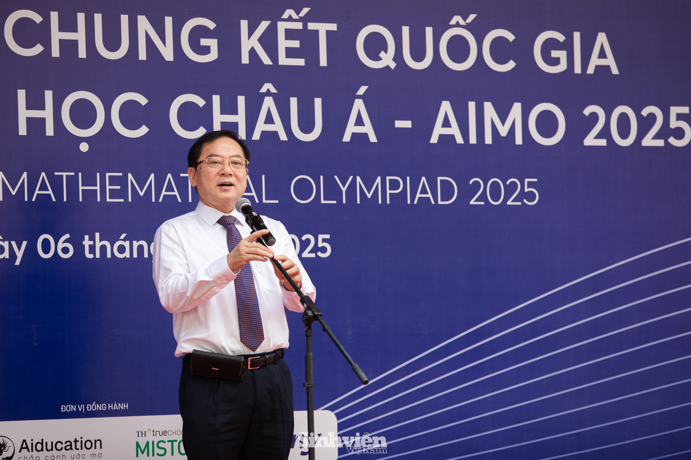 Nhà báo Lê Xuân Sơn chia sẻ, mùa giải năm nay đánh dấu bước tiến mới khi Ban Tổ chức mạnh dạn ứng dụng trí tuệ nhân tạo vào công tác tổ chức và hỗ trợ chấm thi. Điều này không chỉ giúp cuộc thi thêm minh bạch, công bằng mà còn thể hiện tinh thần đổi mới, sáng tạo – điều mà xã hội và đất nước chúng ta rất cần ở thế hệ trẻ.