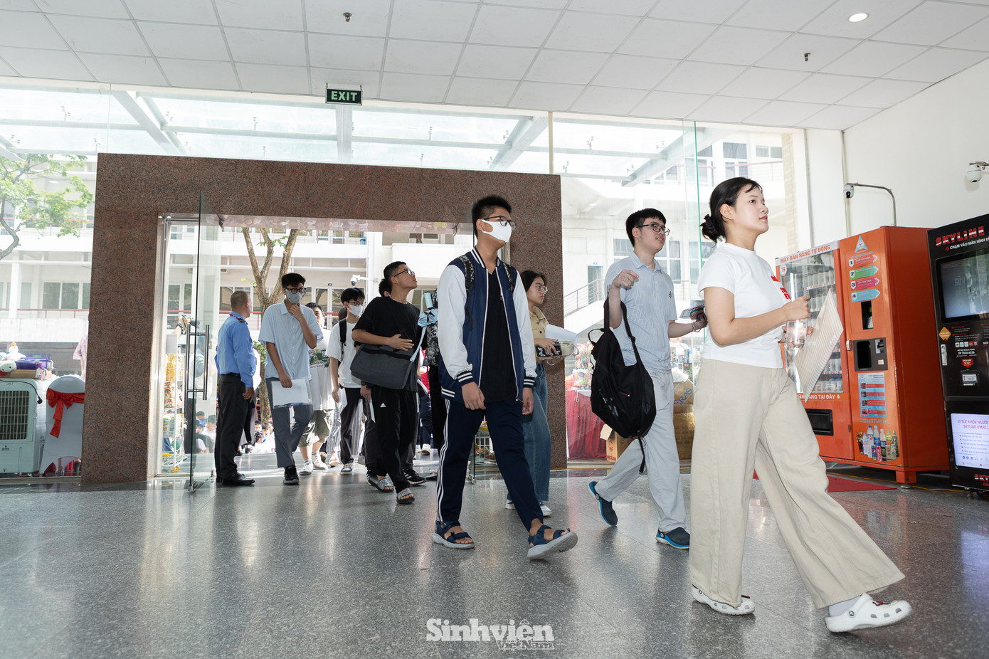 Sau phần công bố quy chế, hơn 600 thí sinh đã chính thức bước vào bài thi kéo dài 120 phút. Đề thi bằng tiếng Anh theo hình thức Olympic, đòi hỏi các em vận dụng toàn diện khả năng tư duy logic, phản biện và giải quyết vấn đề.