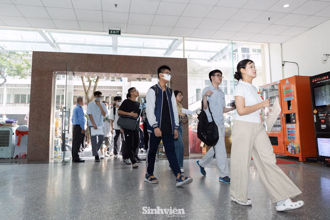 Sau phần công bố quy chế, hơn 600 thí sinh đã chính thức bước vào bài thi kéo dài 120 phút. Đề thi bằng tiếng Anh theo hình thức Olympic, đòi hỏi các em vận dụng toàn diện khả năng tư duy logic, phản biện và giải quyết vấn đề.