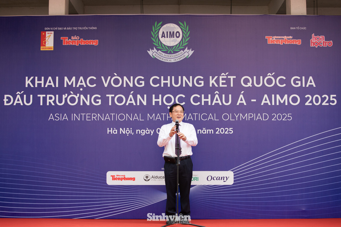 Phát biểu khai mạc Vòng Chung kết Quốc gia Đấu trường Toán học Châu Á - AIMO 2025, nhà báo Lê Xuân Sơn, nguyên Tổng Biên tập báo Tiền Phong, Đồng trưởng Ban Tổ chức, nhấn mạnh: &quot;AIMO không chỉ là một kỳ thi, mà là một hành trình để các em khám phá và phát triển bản thân. Điều chúng ta thực sự mong đợi không chỉ là kết quả cuối cùng, mà là hành trình các em đã dám bước qua giới hạn, dám chinh phục những đỉnh cao mới.&quot;
